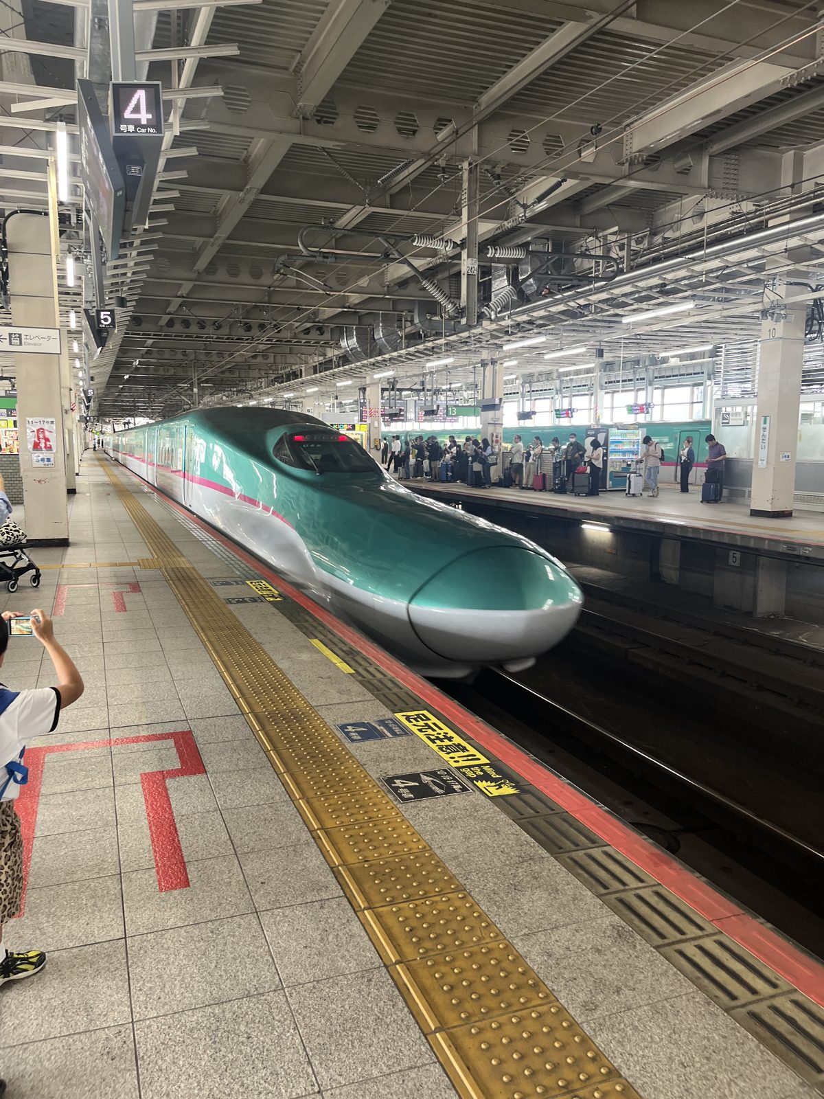 仙台駅ホームに停車中の東北新幹線はやぶさ