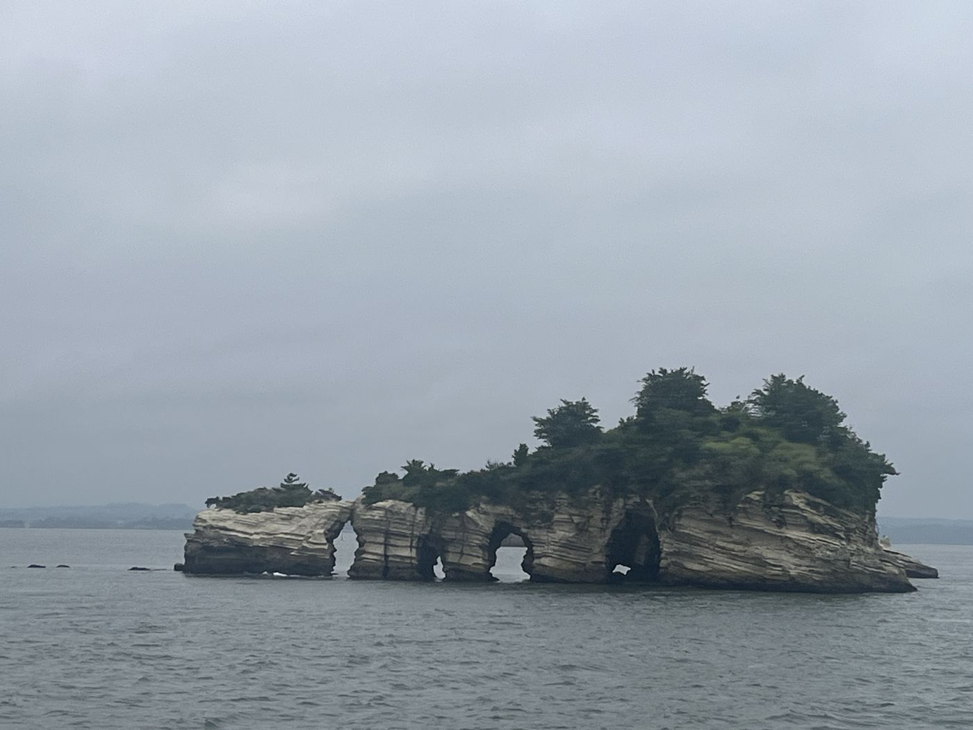 遊覧船から見た松島湾の島（岩に穴の開いた島）