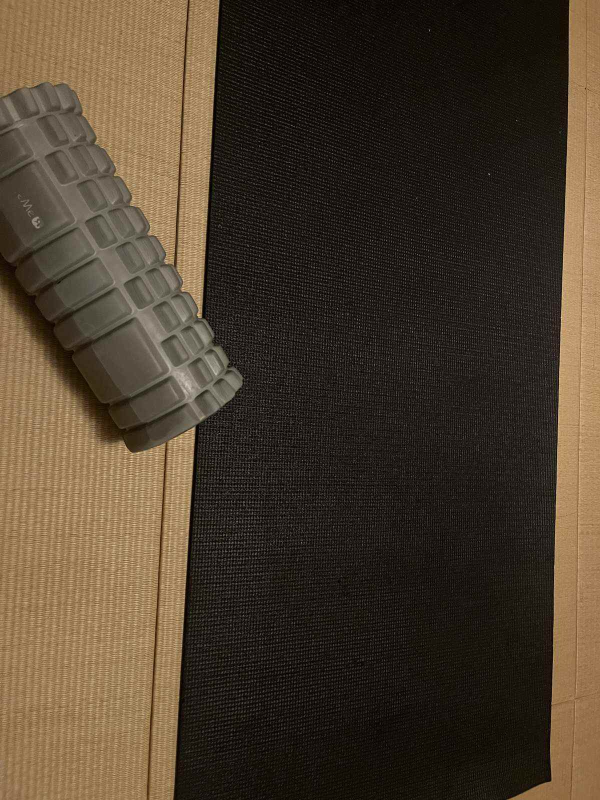 畳の上に敷いた黒いヨガマットと、グレーのフォームローラー。chocoZAPをやめたあと、家でのストレッチと軽い筋トレに使っている道具