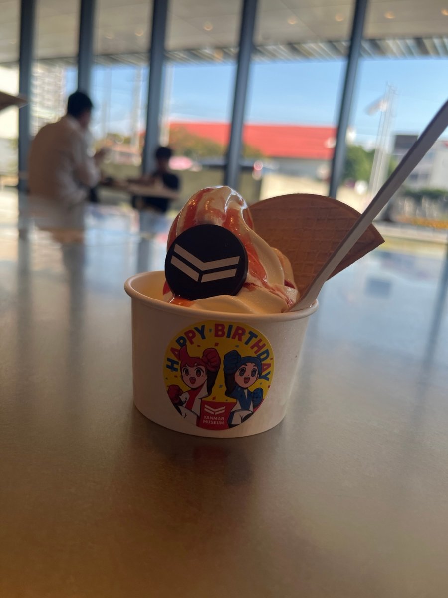 HAPPY BIRTHDAYシールが貼られたトッピング付きソフトクリーム
