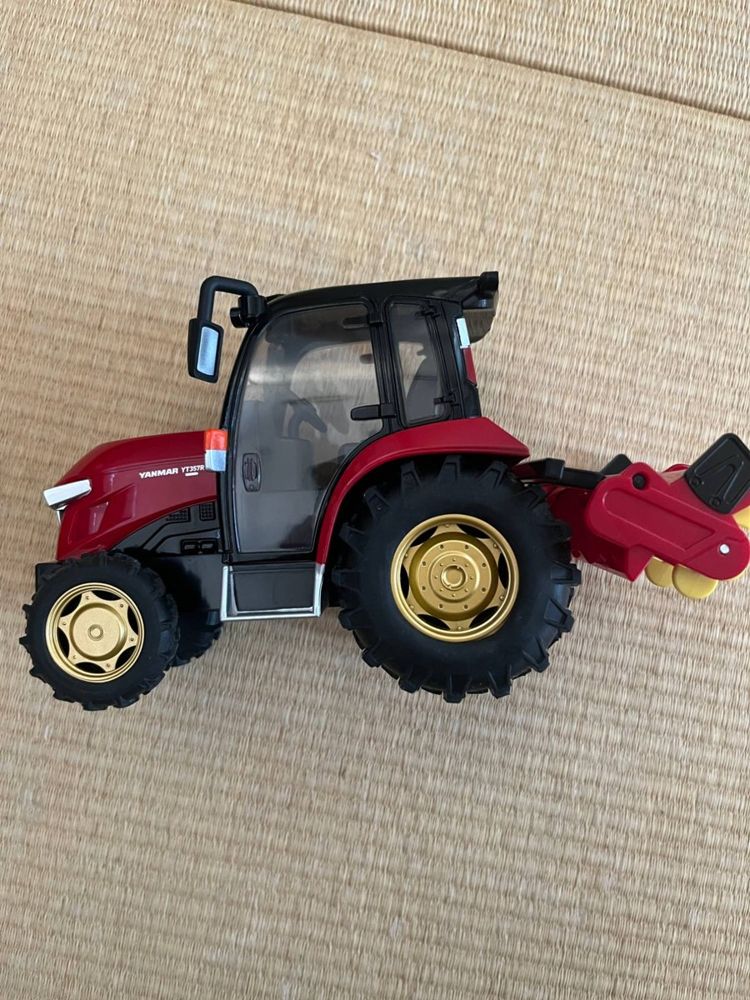 赤いヤンマーYT357Rトラクターのおもちゃ